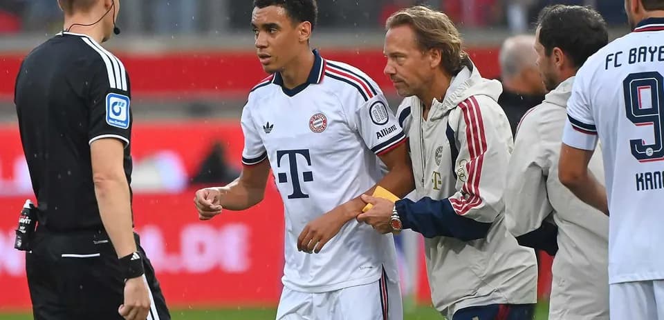 Joueur de Bayern Munich discutant avec l'arbitre