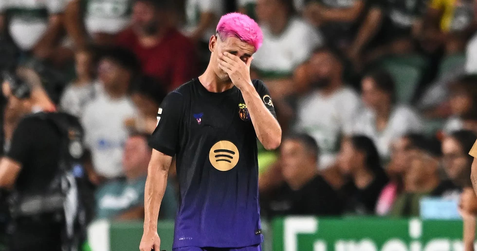 Joueur de football avec les mains sur le visage