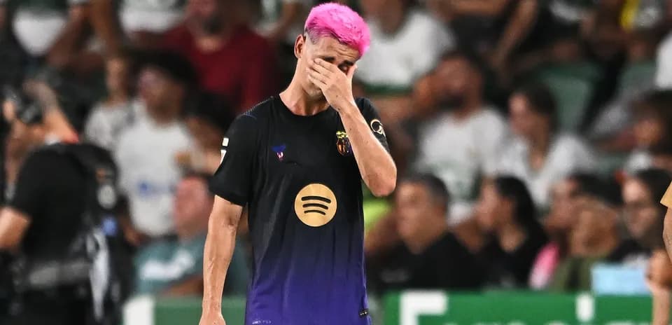 Joueur de football avec les mains sur le visage