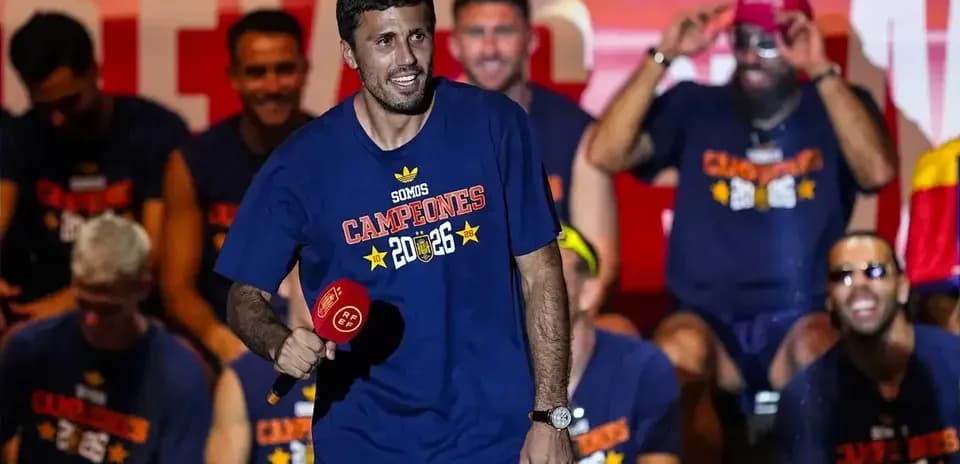 Joueur célébrant avec microphone lors de l'événement