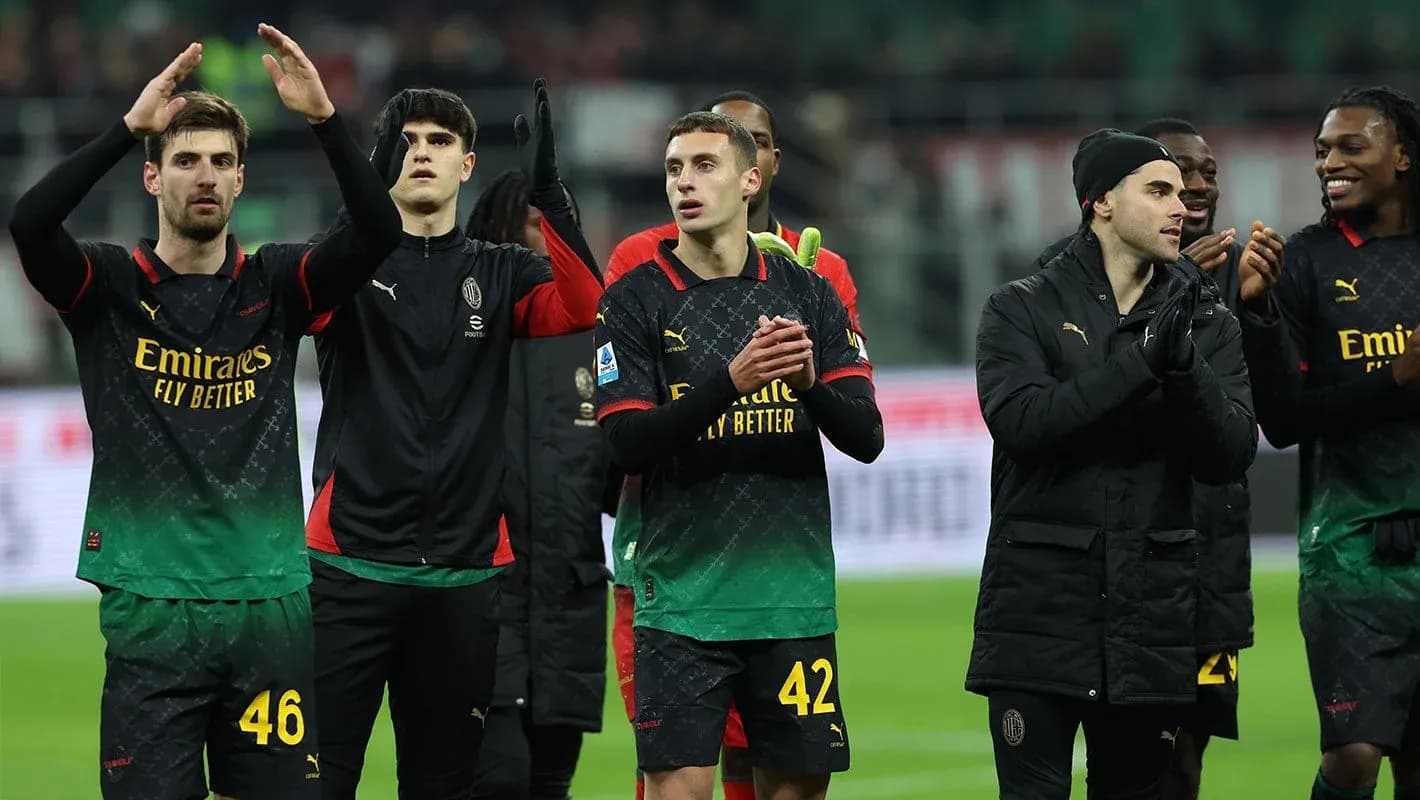 Joueurs de l'AC Milan applaudissant après le match