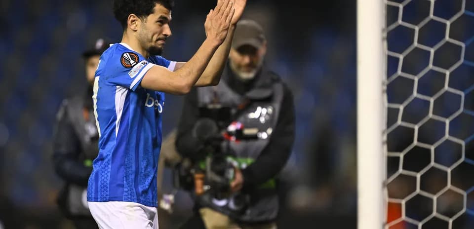 Joueur applaudissant après un match de football