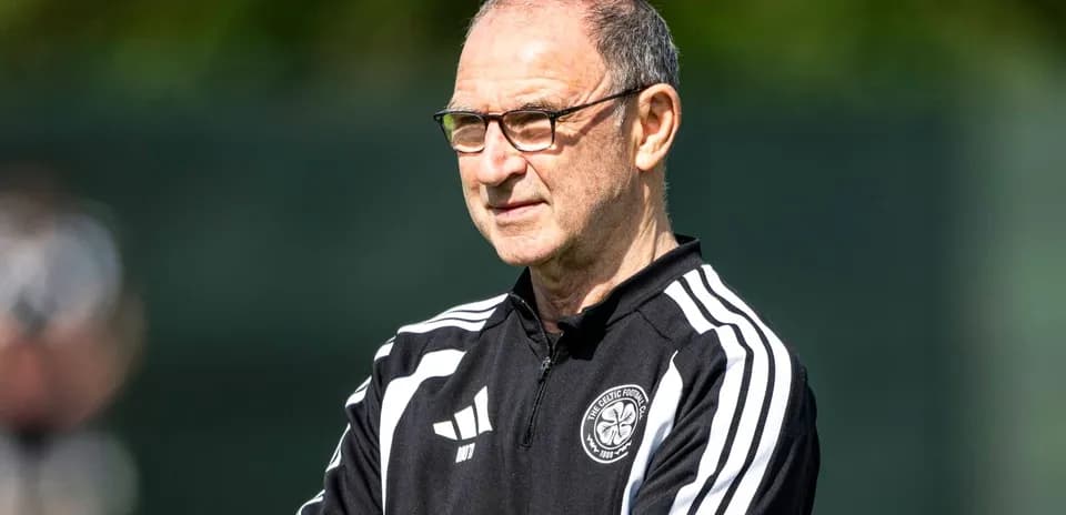 Entraîneur observant l'entraînement de l'équipe
