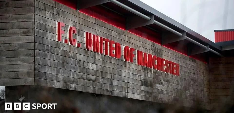 Enseigne de F.C. United of Manchester sur bâtiment