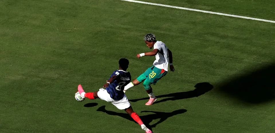 Joueur dribblant un adversaire lors d'un match