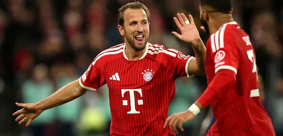 Joueurs de Bayern célébrant un but ensemble