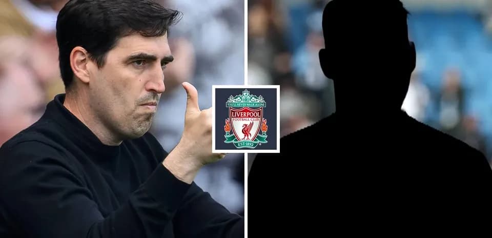 Entraîneur gesticulant avec le logo de Liverpool