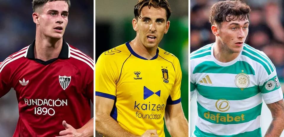 Trois joueurs de football en action sur le terrain