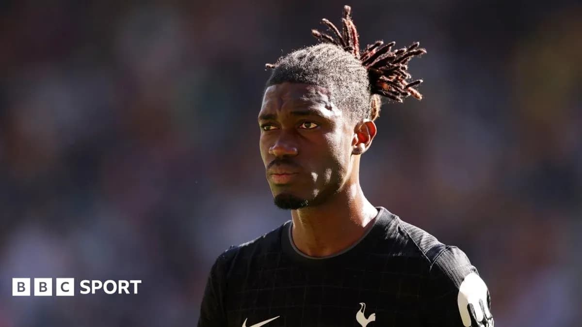 Joueur de Tottenham en tenue de match sur le terrain