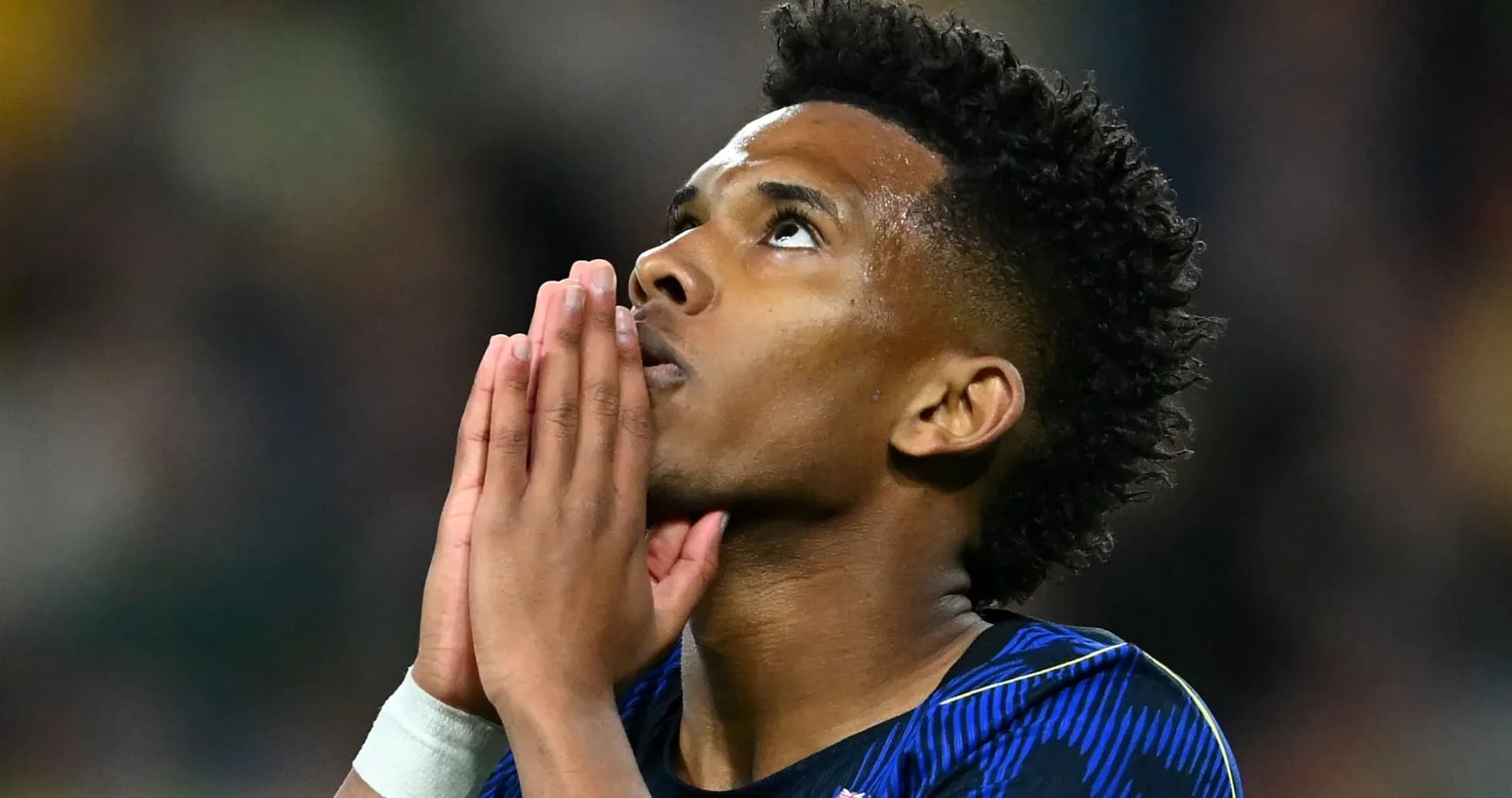 Joueur levant les mains vers le ciel après le match