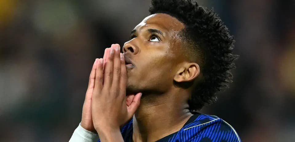 Joueur levant les mains vers le ciel après le match