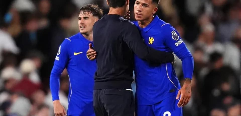 Joueurs de Chelsea discutant avec l'entraîneur après le match