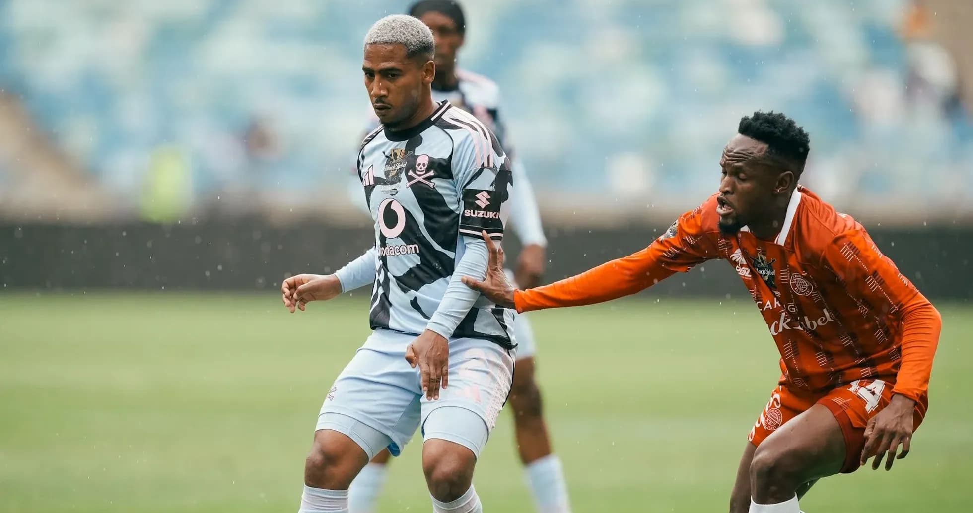 Joueur portant un maillot bleu avec un adversaire en orange