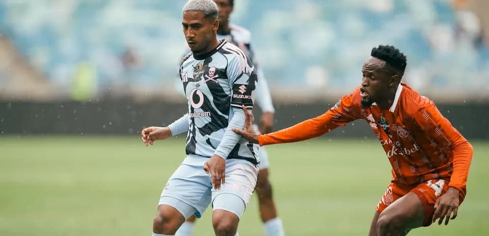 Joueur portant un maillot bleu avec un adversaire en orange