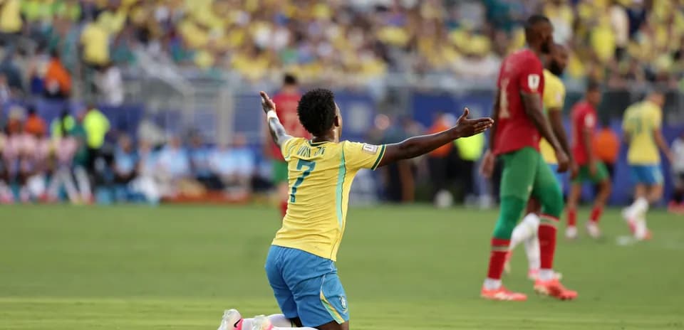 Joueur brésilien célébrant un moment du match