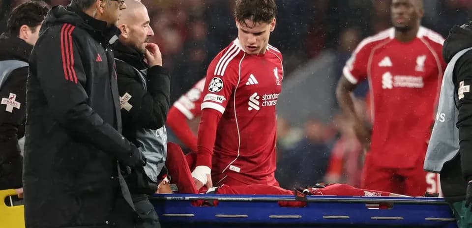 Joueur de Liverpool blessé sortant sur civière