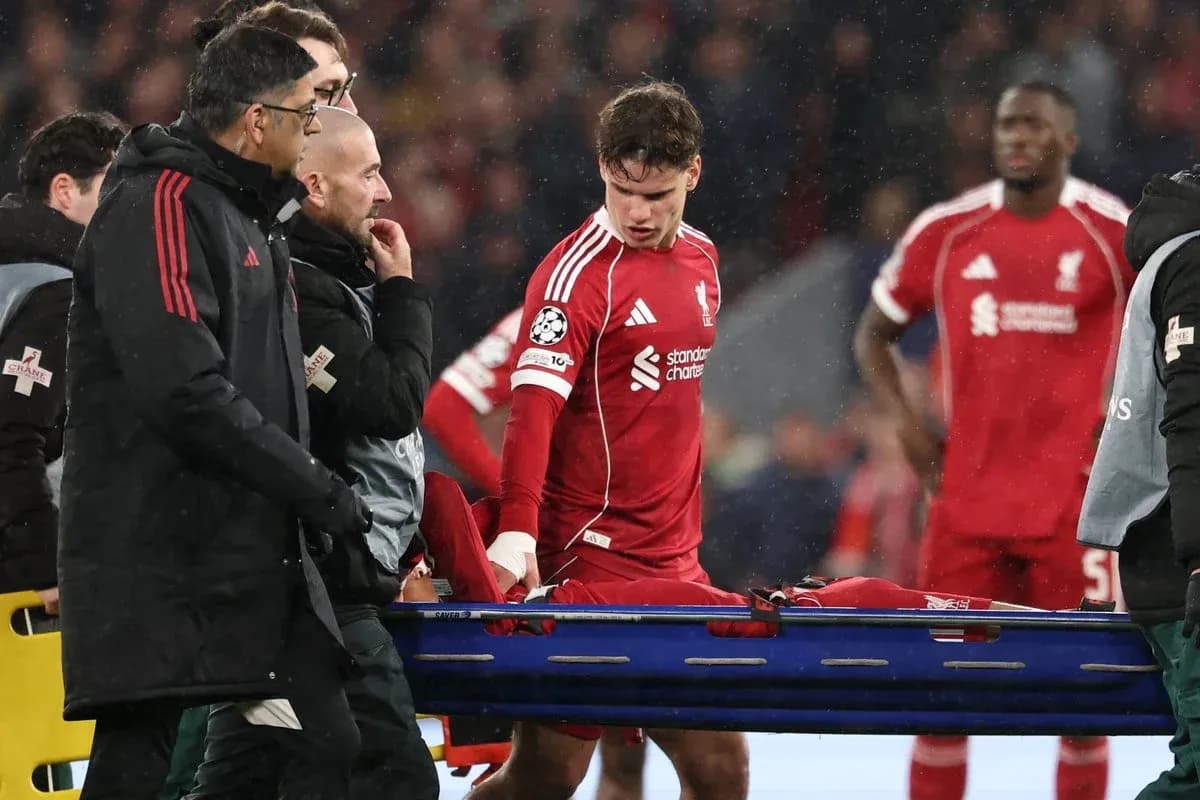 Joueur de Liverpool blessé sortant sur civière