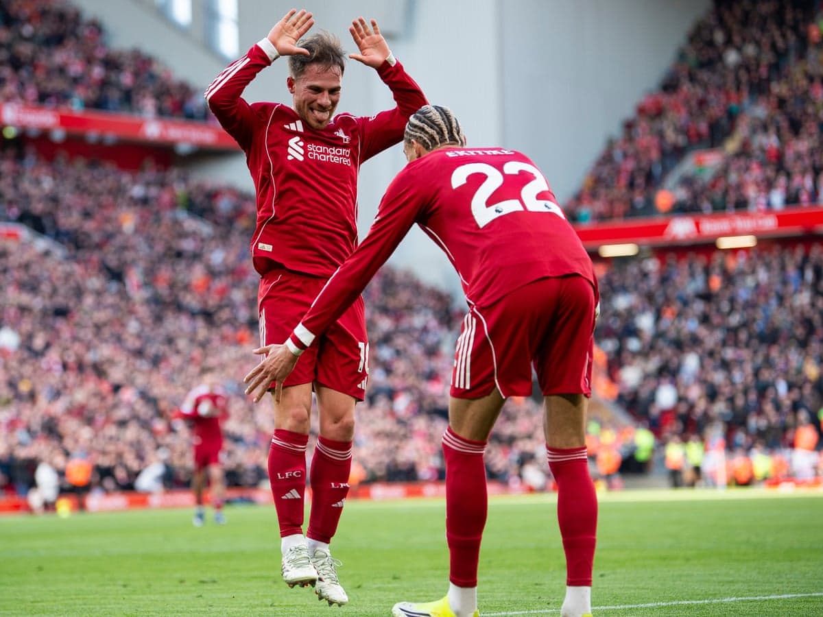 Joueurs de Liverpool célébrant un but