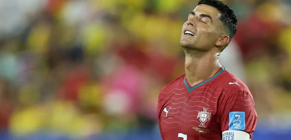 Joueur portugais déçu pendant un match de football