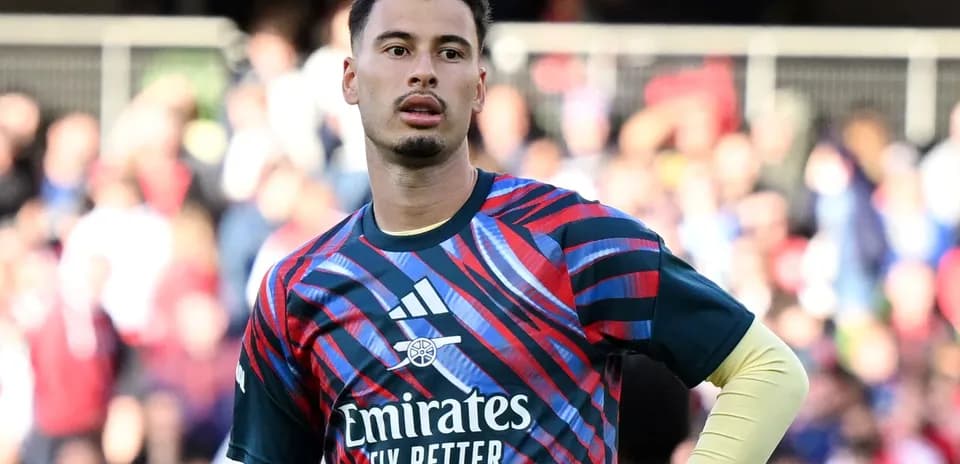 Gardien de but en tenue d'échauffement sur le terrain