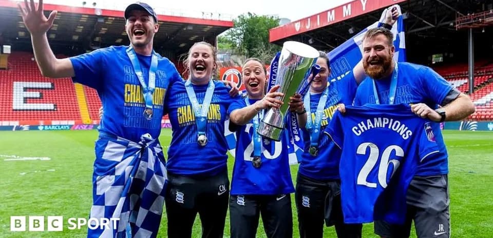 Joueurs célébrant avec le trophée de champion