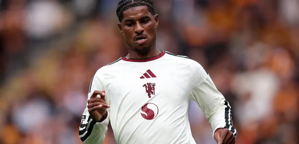 Joueur en maillot blanc courant sur le terrain