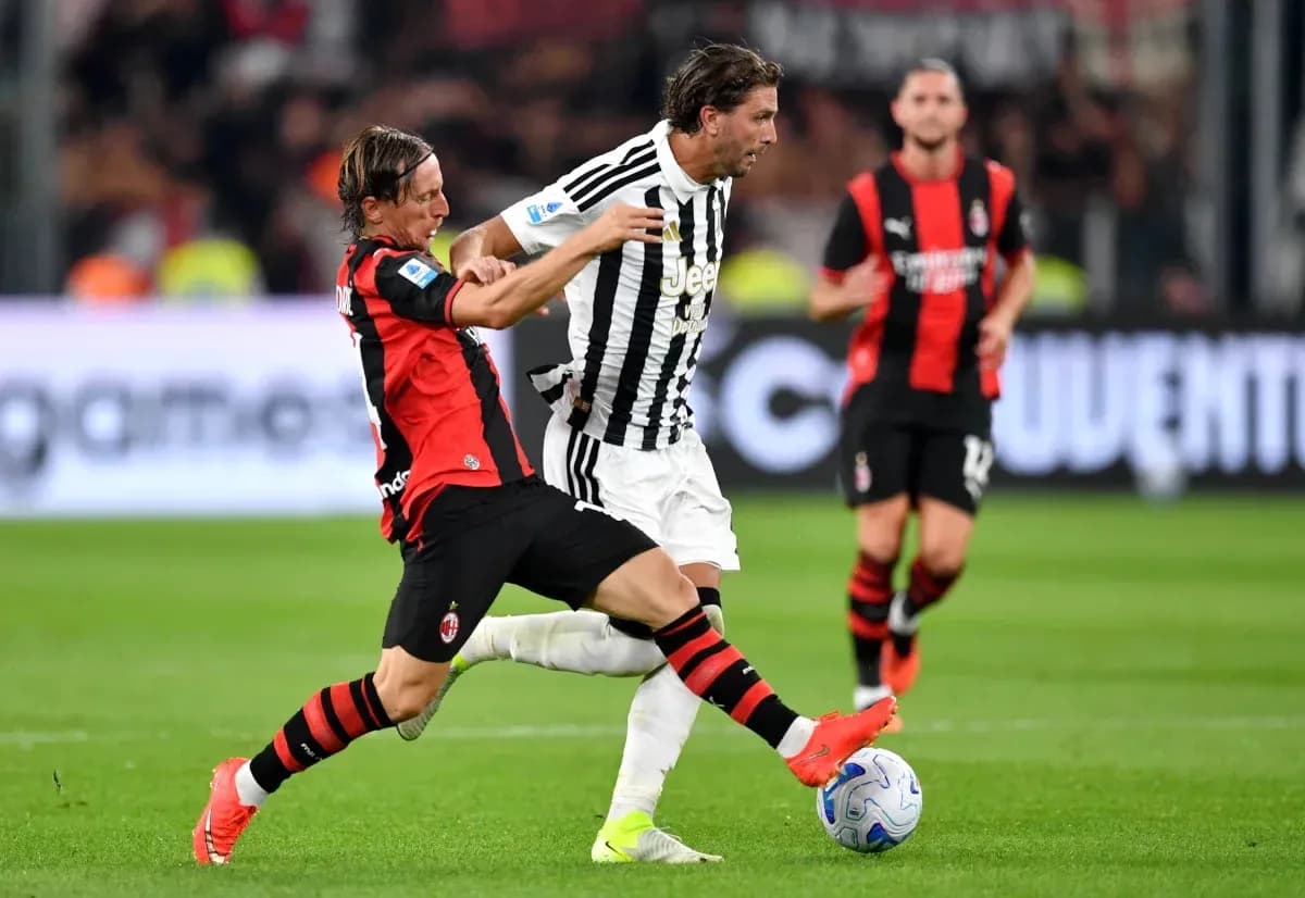 Joueur de l'AC Milan taclant un joueur de la Juventus