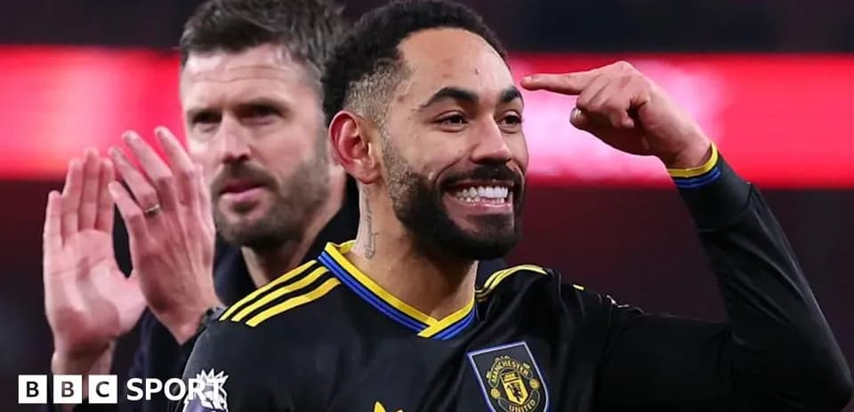 Joueur célébrant avec un geste de la main