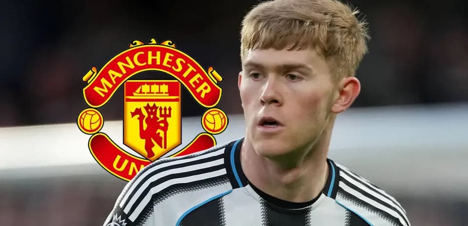 Joueur de Newcastle avec logo de Manchester United en arrière-plan