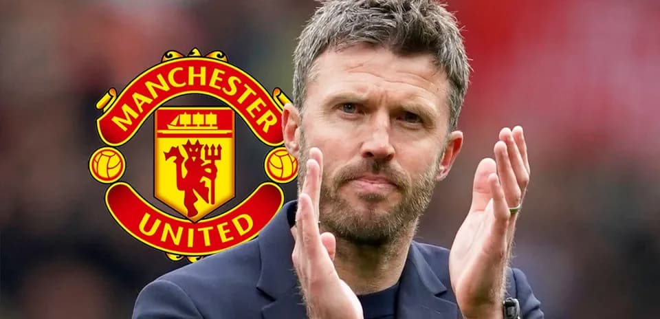 Entraîneur applaudissant avec le logo de Manchester United