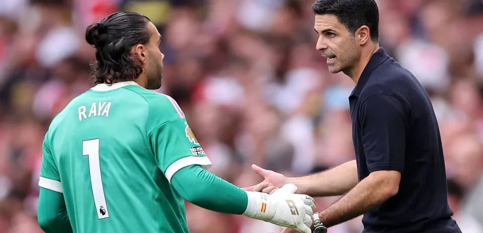Entraîneur discutant avec le gardien pendant le match