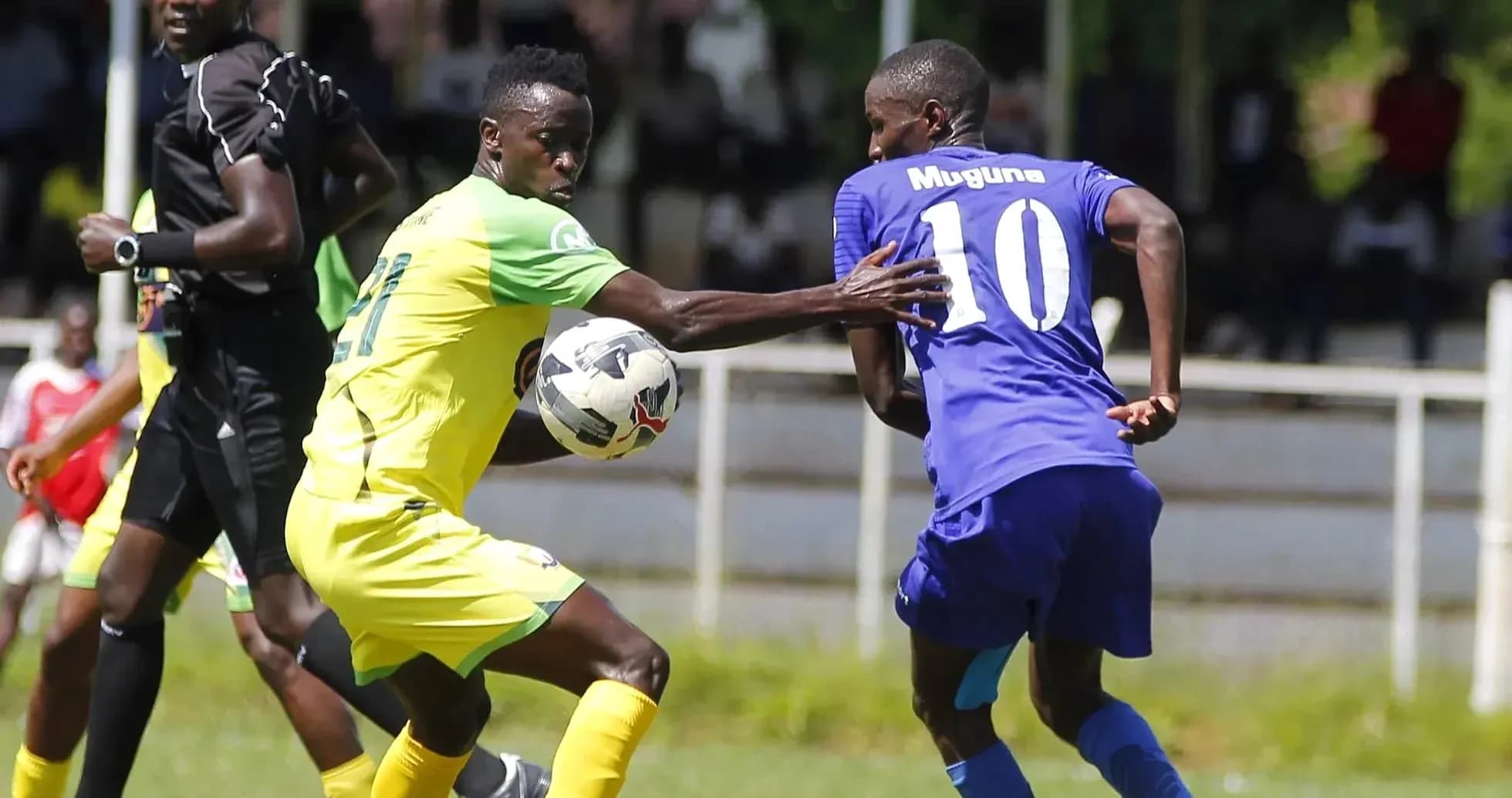 Deux joueurs de football en action
