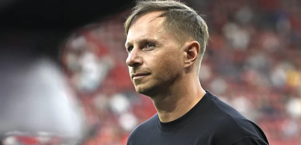 Entraîneur observant le match depuis la touche
