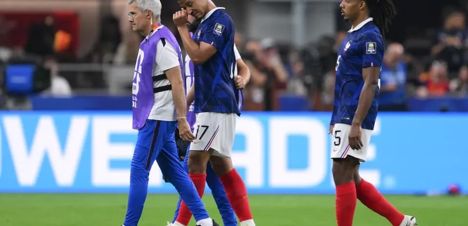 Joueur français blessé accompagné par le staff