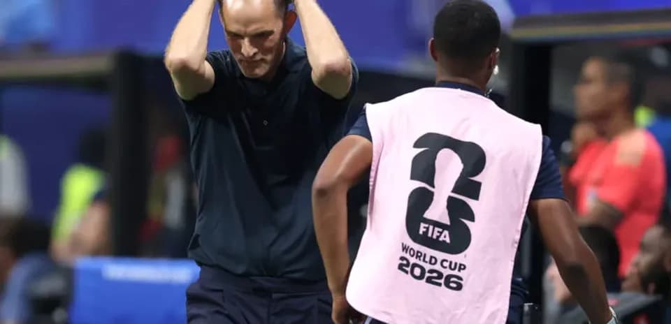 Entraîneur préoccupé pendant un match de football