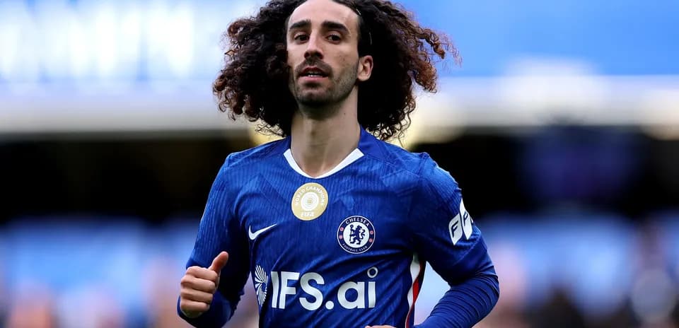 Joueur de Chelsea courant sur le terrain