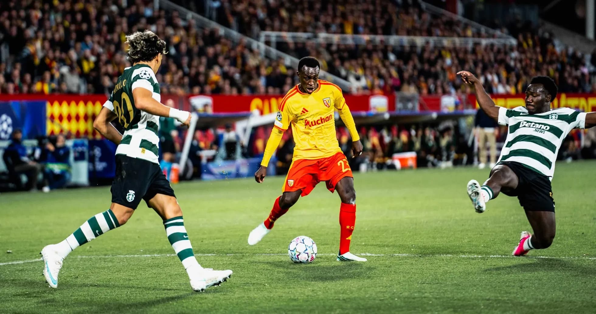 Joueurs de Lens et Sporting CP en action