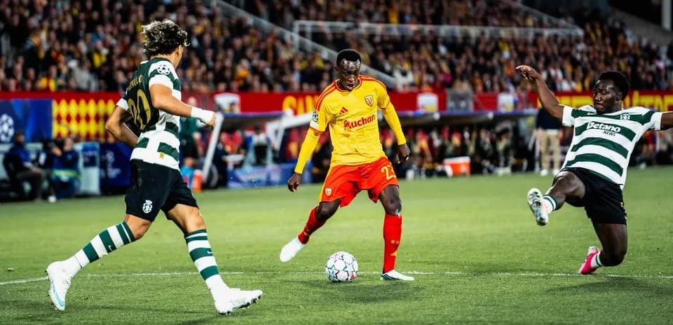 Joueurs de Lens et Sporting CP en action