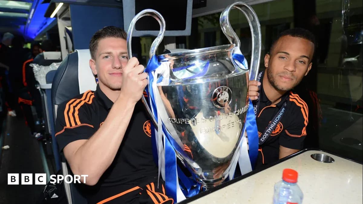 Joueurs tenant la Ligue des champions dans un bus