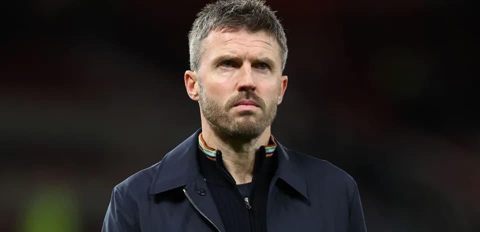 Entraîneur observant le match depuis la touche