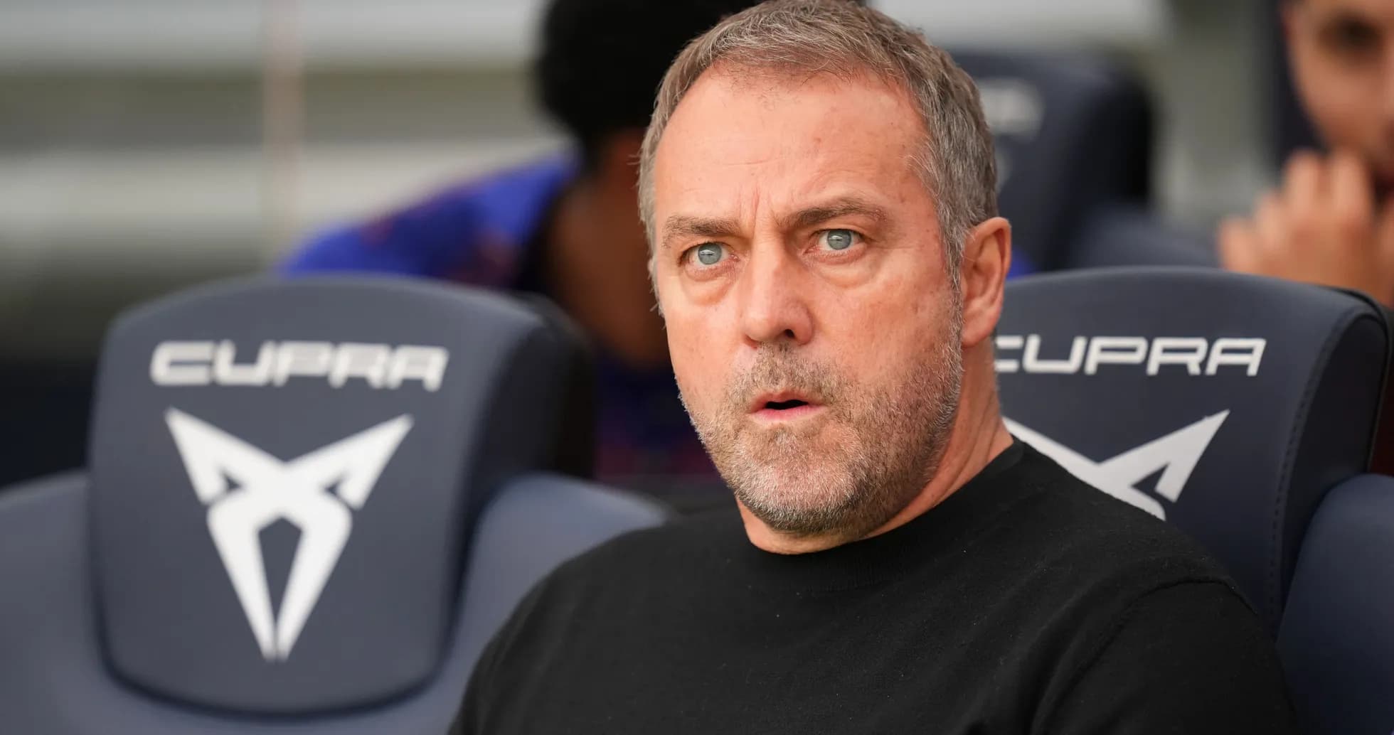 Entraîneur sur le banc pendant un match