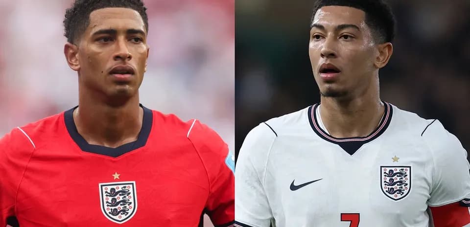 Deux joueurs d'Angleterre en maillots différents