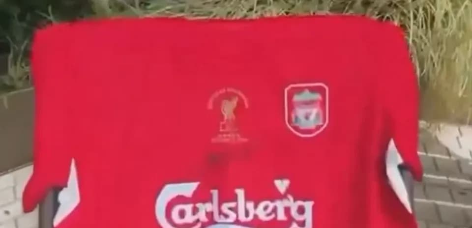 Maillot rouge de Liverpool avec logos et sponsors