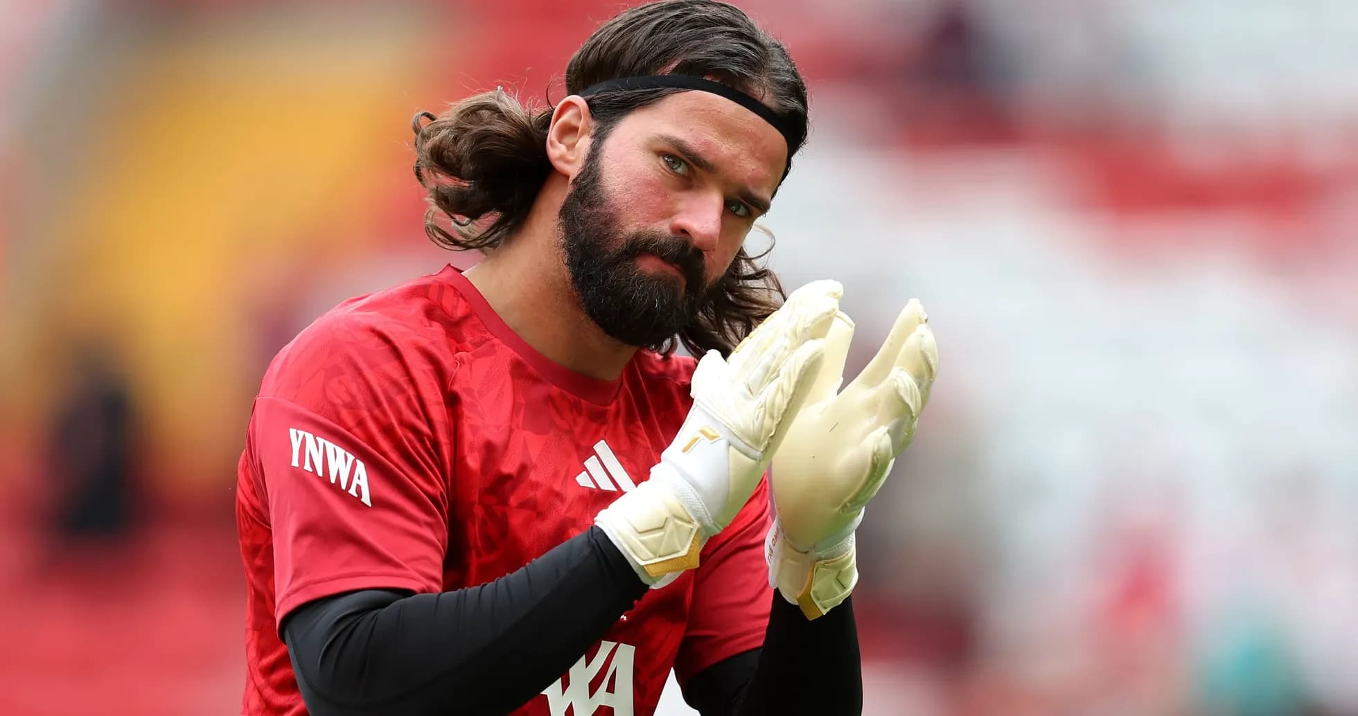 Gardien applaudit en portant des gants de football