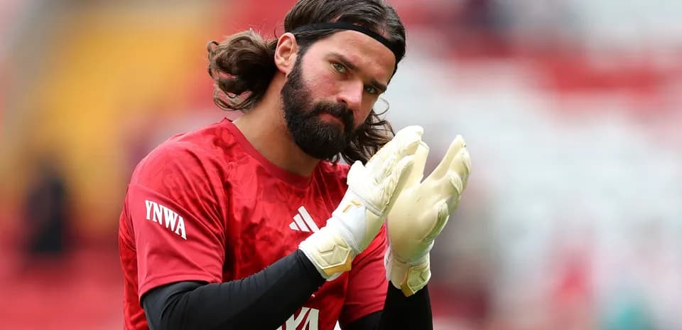 Gardien applaudit en portant des gants de football