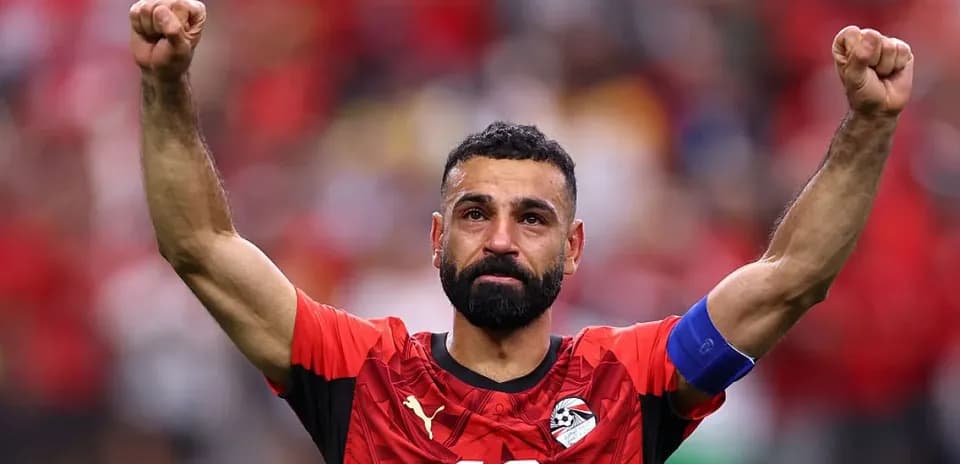Joueur égyptien levant les bras en signe de victoire