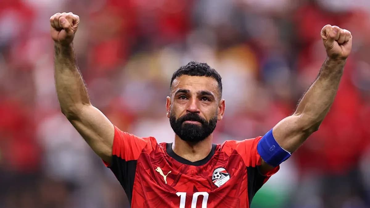 Joueur égyptien levant les bras en signe de victoire