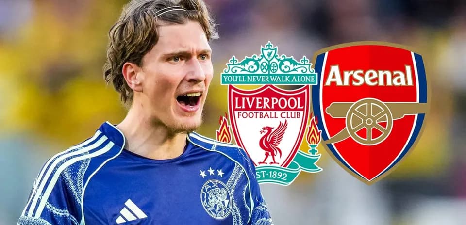 Joueur célébrant avec logos de Liverpool et Arsenal