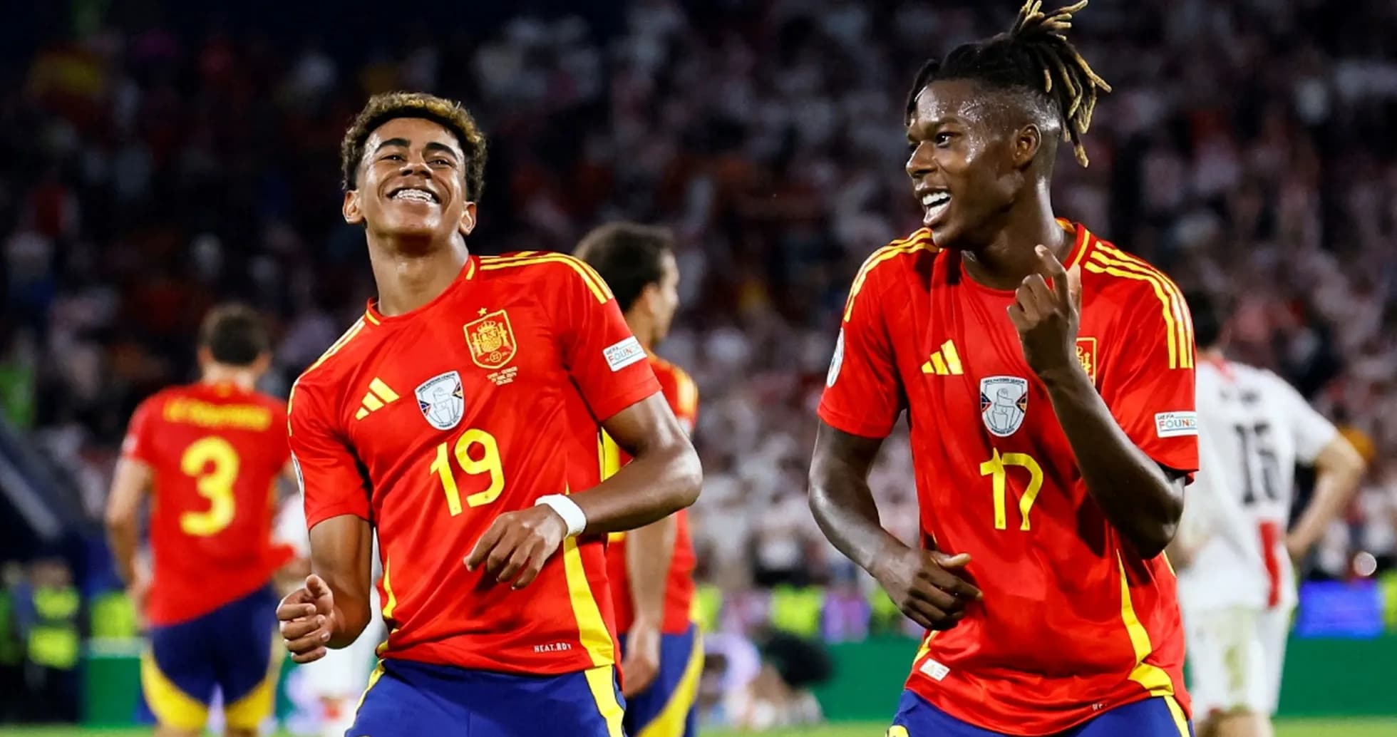 Deux joueurs espagnols célébrant un but