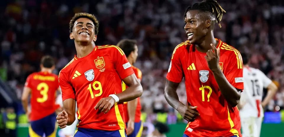 Deux joueurs espagnols célébrant un but